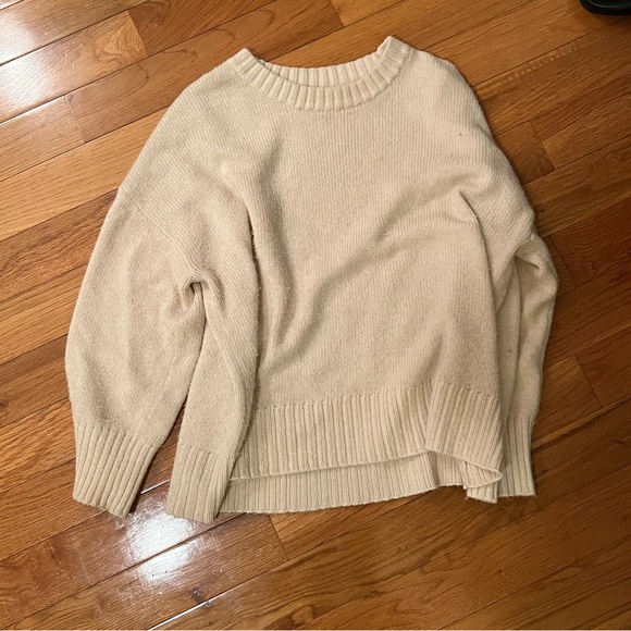 Rumored soft white pullover sweater. Oversized - Picture 2 of 4